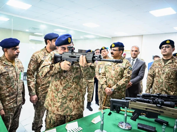 🎖️ فیلڈ مارشل عاصم منیر کا پاکستان آرڈیننس فیکٹری واہ کا دورہ؛ جدید اسلحہ کے ٹرائلز کا مشاہدہ، دفاعی خود انحصاری کے عزم کا اعادہ