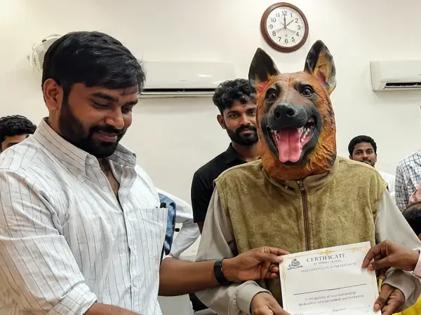 🐕 آوارہ کتوں کی بہتات؛ شہری نے احتجاج کے لیے ‘کتا’ بن کر سرکاری دفتر کا رخ کر لیا