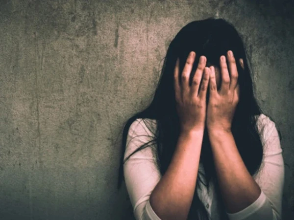 بیٹی سے زیادتی؛ مجرم باپ کو عمر قید بامشقت اور ایک لاکھ جرمانے کی سزا