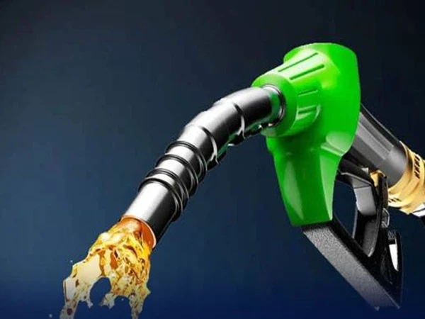 ⛽ عوام پر مہنگائی کا ایک اور بم؛ حکومت نے پیٹرولیم مصنوعات کی قیمتوں میں مسلسل دوسرے روز بھی اضافہ کر دیا