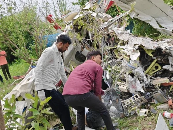 ✈️ بھارتی شہر کانپور میں تربیتی طیارہ خوفناک حادثے کا شکار؛ پائلٹ اور انسٹرکٹر جاں بحق