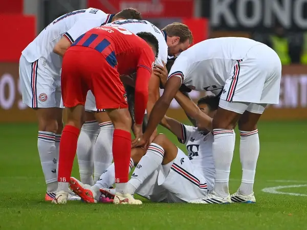 ⚽ جمال موسیالا میدان میں ایک بار پھر گر پڑے؛ عارضی اعصابی عارضے کی تشخیص!