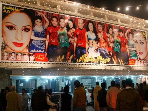 🎭 بیہودہ رقص اور نازیبا اشارے؛ پنجاب حکومت کا سخت اقدام، 8 اسٹیج اداکاراؤں پر ایک ماہ کی پابندی