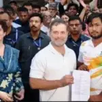 🇮🇳 بھارتی سیاست میں ہلچل؛ راہول گاندھی کا دھرنا کامیاب، مودی سرکار زخمی طالب علم کی ایف آئی آر درج کرنے پر مجبور