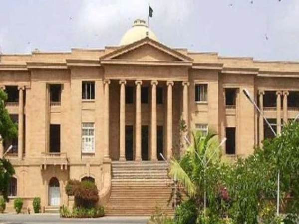⚖️ پنشن کیس میں زندہ خاتون کو مردہ قرار دینے کا معاملہ؛ سندھ ہائیکورٹ کا بڑا حکم، یوسی چیئرمین کے وارنٹ گرفتاری جاری