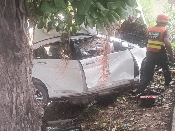 🚨 لاہور میں تیز رفتار کار کا ہولناک حادثہ: 5 کم عمر نوجوان جان کی بازی ہار گئے