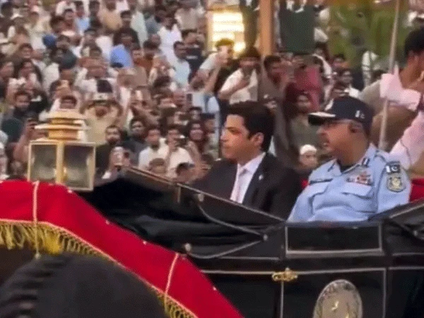 🏛️ یومِ آزادی پریڈ: سرکاری افسران کی بگھی پر آمد پر تنقید، وزیر داخلہ محسن نقوی نے وضاحت جاری کردی
