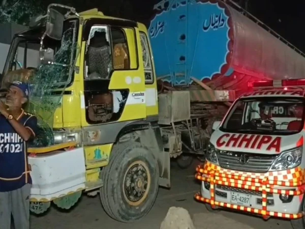 کراچی کے علاقے اورنگی ٹاؤن میں واٹر ٹینکر کی ٹکر سے نوجوان جاں بحق، مشتعل عوام کا پتھراؤ! 🚛📉
