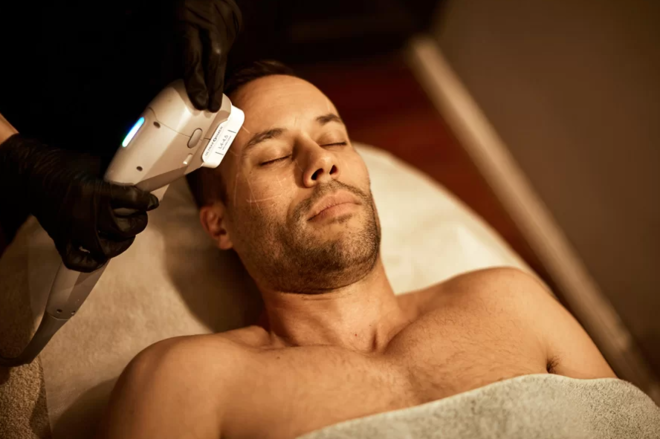 🧬 وزن کم کرنے کے بعد مرد کاسمیٹک کلینکس کا رخ کیوں کر رہے ہیں؟ امریکہ میں پلاسٹک سرجری کے رجحان میں حیرت انگیز اضافہ