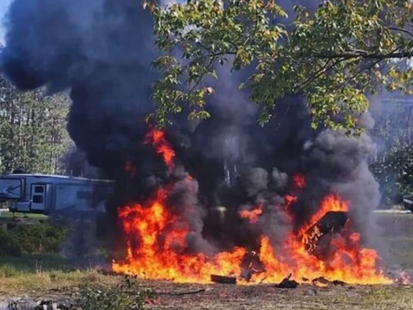 مشی گن میں امریکی F-16 لڑاکا طیارہ تربیتی پرواز کے دوران گر کر تباہ، پائلٹ معجزانہ طور پر محفوظ! 🇺🇸