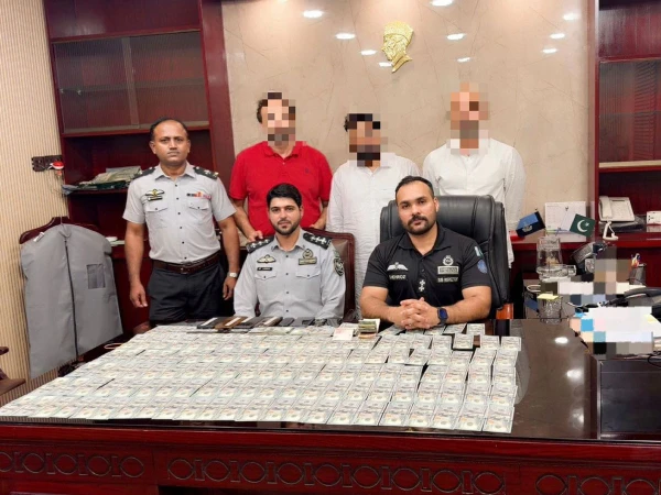 🚨 کراچی؛ ایف آئی اے کی ڈیفنس میں بڑی کارروائی، لاکھوں کی ملکی و غیر ملکی کرنسی برآمد، خاتون سمیت 4 ملزمان گرفتار