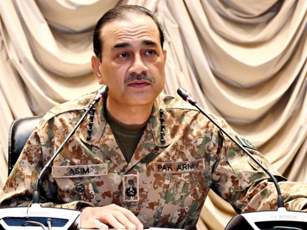 فیلڈ مارشل سید عاصم منیر کا پشاور کور ہیڈکوارٹرز کا دورہ؛ فارمیشنز کو ہمہ وقت چوکس اور اعلیٰ آپریشنل تیاری رکھنے کی ہدایت! 🇵🇰📉