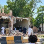 کوہاٹ؛ پرانی پولیس لائنز میں نماز جمعہ کے دوران دھماکا اور حملہ، 5 پولیس اہلکاروں سمیت 16 افراد شہید، 6 دہشتگرد ہلاک! 🇵🇰🛡️