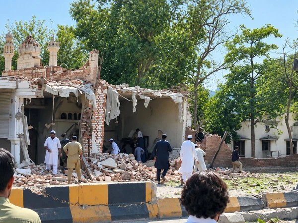 کوہاٹ؛ پرانی پولیس لائنز میں نماز جمعہ کے دوران دھماکا اور حملہ، 5 پولیس اہلکاروں سمیت 16 افراد شہید، 6 دہشتگرد ہلاک! 🇵🇰🛡️