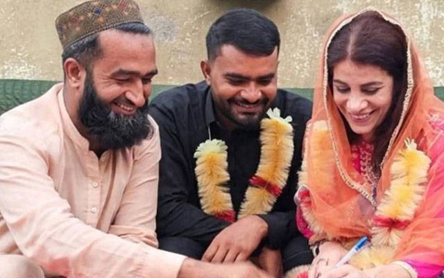 🇺🇸 پاکستانی نوجوان سے محبت؛ 58 سالہ امریکی خاتون کھیوڑہ پہنچ گئیں، اسلام قبول کرنے کے بعد 34 سالہ عادل شہزاد سے نکاح کرلیا