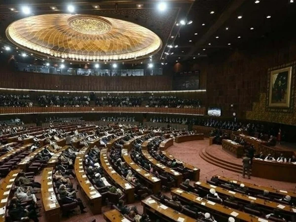 وفاقی حکومت کا اکتوبر میں قومی اسمبلی اور سینیٹ میں نئے صوبوں کے معاملے پر بحث کرانے کا اعلان! 📋🇵🇰