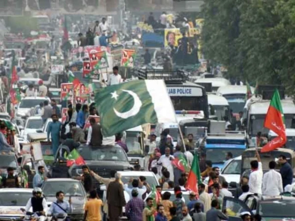 پی ٹی آئی کا 27 ستمبر کا لانگ مارچ؛ اسلام آباد کے داخلی راستوں پر خندقیں کھودنے اور مورچے بنانے کا فیصلہ! 🛑🇵🇰