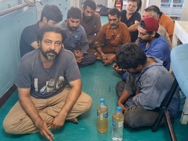 صومالیہ میں یرغمال کارگو جہاز کی بازیابی کا آپریشن؛ قزاقوں کی فائرنگ سے 3 پاکستانیوں سمیت 5 جاں بحق! 🇵🇰📉