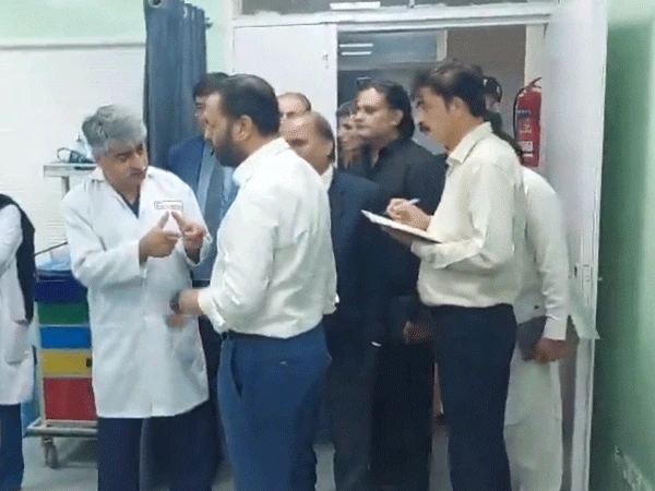 🏥 ”جو کام نہیں کر رہا، اس کو فوری نکال دیں“؛ وفاقی وزیر صحت مصطفیٰ کمال کا پمز کا اچانک دورہ، خستہ حالی پر اسٹاف پر شدید برہمی