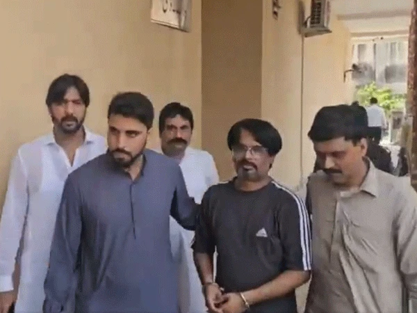 ”یہی بچا ہے یہ میرے منہ سے زبان کھینچ لیں“ — صحافی بلال غوری کے جسمانی ریمانڈ میں 2 دن کی توسیع! 🚨
