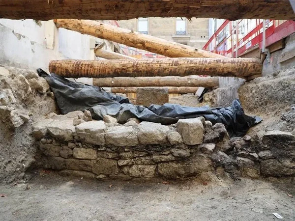 پیرس میں قدیم دور کی جلی ہوئی دیوار دریافت؛ 52 قبل مسیح کے گالک قبیلے اور رومی دور سے پہلے کے آثار سامنے آ گئے! 🇫🇷🔍