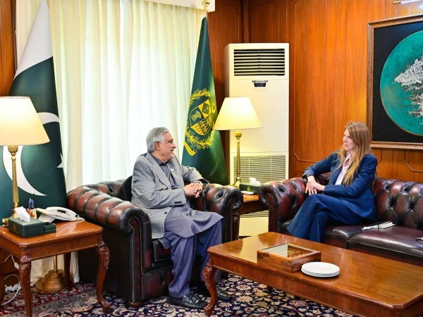 اسحاق ڈار اور برطانوی ہائی کمشنر جین میریٹ کی ملاقات؛ دو طرفہ تعلقات میں مثبت رفتار کا خیرمقدم! 🌐📈