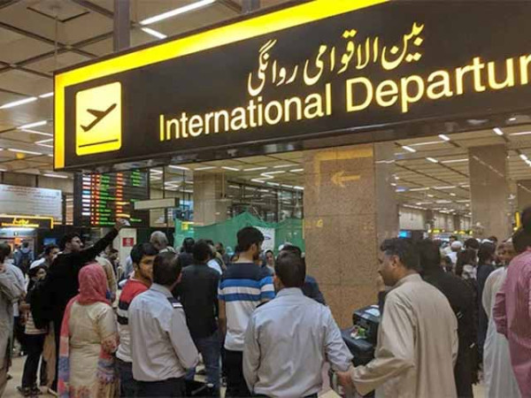لاہور ایئرپورٹ پر مسافروں کی آف لوڈنگ کا سلسلہ جاری؛ ایف آئی اے اور مسافروں میں تلخ کلامی، اے ایس ایف طلب! 🏛️🛑