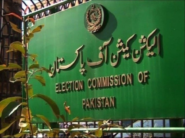 وفاقی حکومت کی جانب سے بروقت قانون سازی نہ کیے جانے اور قانونی تعطل پیدا ہونے کے بعد الیکشن کمیشن نے اس معاملے کو باقاعدہ سماعت کے لیے مقرر کر لیا ہے۔