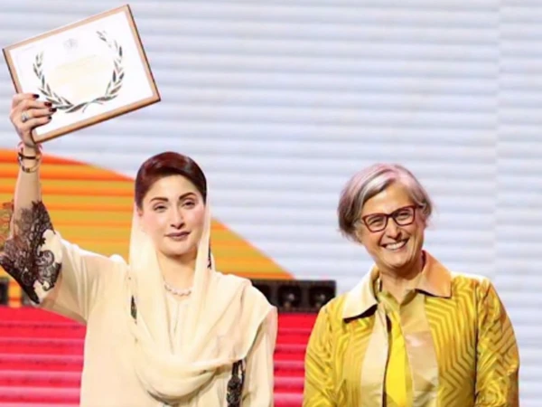 پنجاب حکومت کے ’اپنی چھت اپنا گھر‘ منصوبے نے عالمی ایوارڈ جیت لیا؛ مسقط میں وزیراعلیٰ مریم نواز نے یو این ہیبی ٹیٹ اسکرول آف آنر وصول کر لیا! 🌟🏢