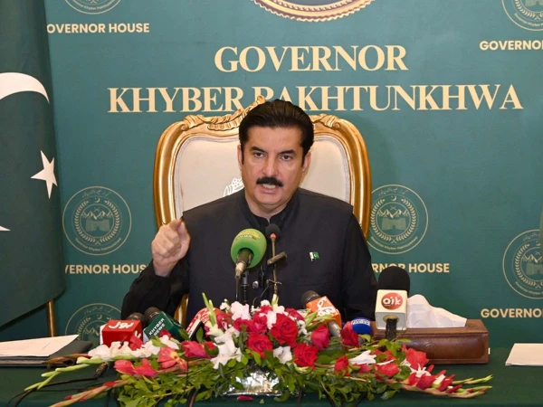 “13 سال کا گند 3 ماہ میں صاف کریں گے، اب پالیسی جلال آباد نہیں اسلام آباد سے آئے گی!” — گورنر کے پی فیصل کریم کنڈی 🏛️👮‍♂️