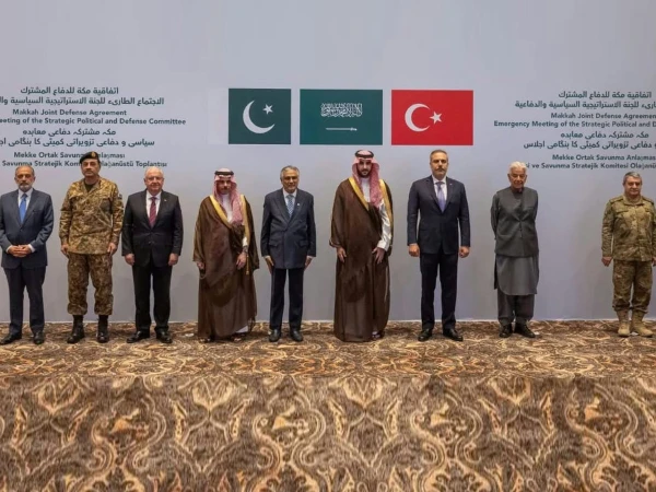 مکہ دفاعی اتحاد کا ہنگامی اجلاس؛ پاکستان اور ترکیہ کا اپنے فوجی دستے فوری سعودی عرب بھیجنے کا فیصلہ! 🌐🛡️