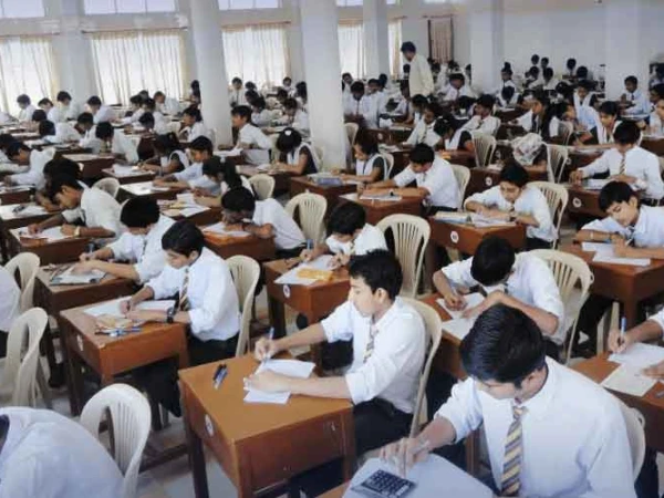 پی ٹی آئی لانگ مارچ اور خراب حالات؛ خیبر پختونخوا میں 7 سے 10 اکتوبر تک میٹرک کے امتحانات منسوخ! 🇵🇰📉