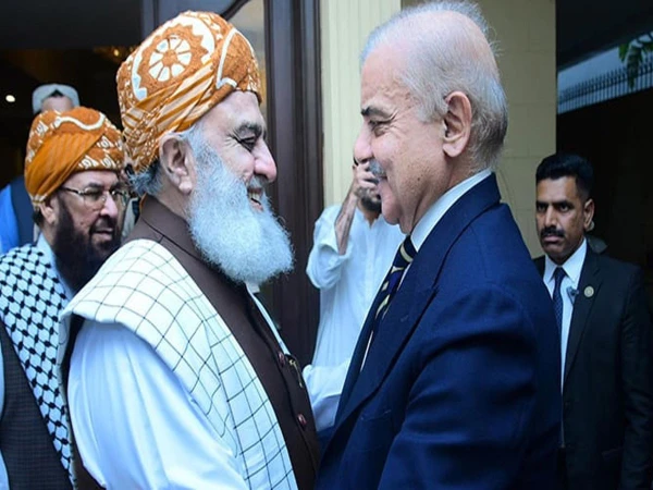 وزیراعظم شہباز شریف کا مولانا فضل الرحمن سے ٹیلی فونک رابطہ؛ جے یو آئی سربراہ نے وزیراعظم ہاؤس آنے کی دعوت قبول کر لی! 🇵🇰📑
