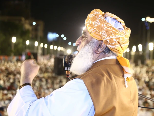 کے پی میں گورنر راج اور ایمرجنسی کا نفاذ مسترد کرتے ہیں، عوام اور عدالت جائیں گے: مولانا فضل الرحمان 🛑⚖️
