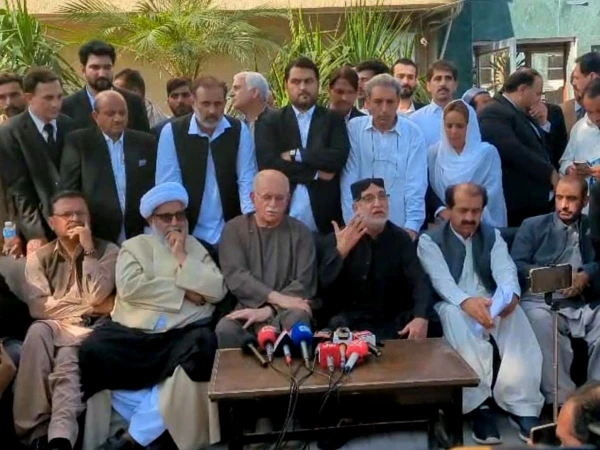 مذاکرات کا مذاق اڑانے والوں پر بھروسہ نہیں، بات چیت کے لیے وزیراعظم خود دعوت دیں؛ اپوزیشن رہنماؤں کی پریس کانفرنس! 🇵🇰🗳️ مذاکرات کا مذاق اڑانے والوں پر بھروسہ نہیں، بات چیت کے لیے وزیراعظم خود دعوت دیں؛ اپوزیشن رہنماؤں کی پریس کانفرنس! 🇵🇰🗳️