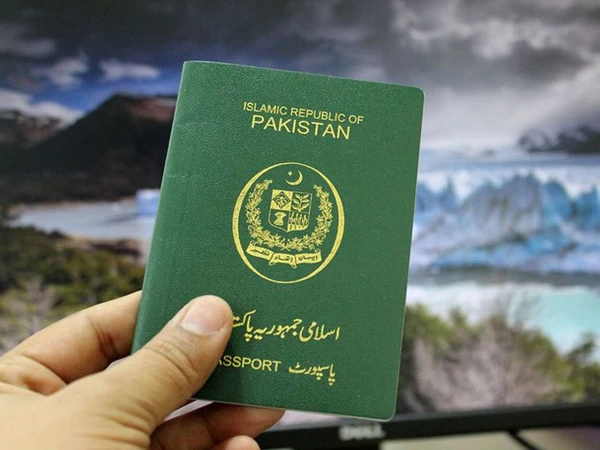 پاسپورٹ کے اجرا میں بڑا فیصلہ؛ مشین ریڈ ایبل پاسپورٹ بند، صرف ای پاسپورٹ کا اجرا لازمی، فیسیں دوگنا! 🇵🇰✈️