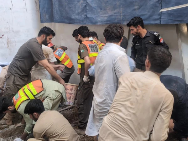 پشاور اسکول سانحہ: 35 شہادتیں، اسکول مالک گرفتار، دہشت گردی کی دفعات کا فیصلہ اور ہیلتھ ایمرجنسی نافذ! 😭⚖️