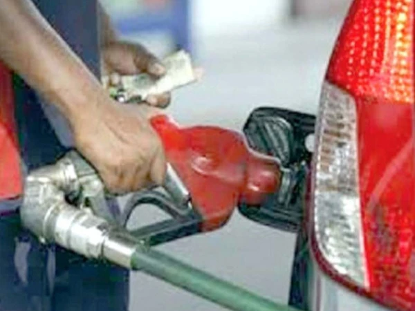 عوام کے لیے ریلیف؛ اوگرا نے پیٹرول کی قیمت میں مزید کمی کا اعلان کر دیا! 🇵🇰⛽