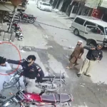 پشاور: پولیس اہلکار آپے سے باہر، سڑک پر پانی نکالنے پر غریب سوئپر پر تشدد کی ویڈیو وائرل! 🇵🇰📉 پشاور: پولیس اہلکار آپے سے باہر، سڑک پر پانی نکالنے پر غریب سوئپر پر تشدد کی ویڈیو وائرل! 🇵🇰📉