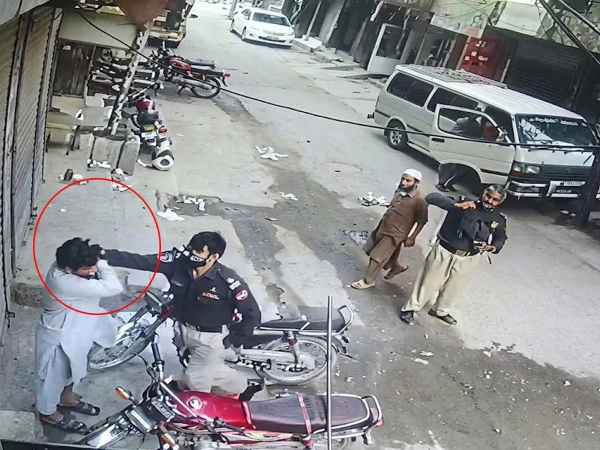 پشاور: پولیس اہلکار آپے سے باہر، سڑک پر پانی نکالنے پر غریب سوئپر پر تشدد کی ویڈیو وائرل! 🇵🇰📉 پشاور: پولیس اہلکار آپے سے باہر، سڑک پر پانی نکالنے پر غریب سوئپر پر تشدد کی ویڈیو وائرل! 🇵🇰📉