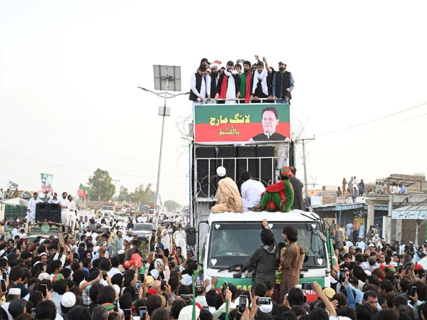 پی ٹی آئی کے لانگ مارچ کا پلان تبدیل؛ نیا شیڈول جاری کر دیا گیا! 🚗🚩