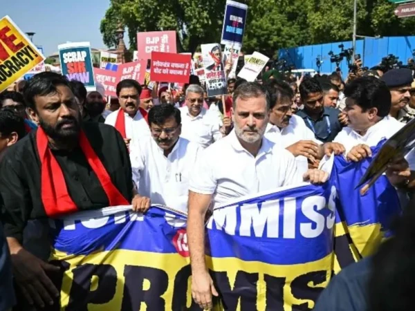 بھارت میں مودی حکومت کے خلاف بڑا احتجاج؛ راہول گاندھی سمیت کئی رہنما گرفتار اور پھر رہا! 🌐⚖️️