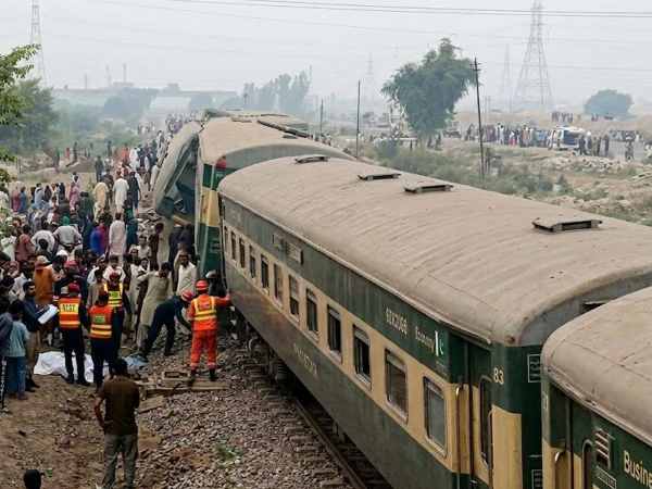 ملتان میں خوفناک ٹرین حادثہ؛ رحمان بابا ایکسپریس کی کوچز الٹنے سے 6 افراد جاں بحق، 30 زخمی! 🚨🛤️