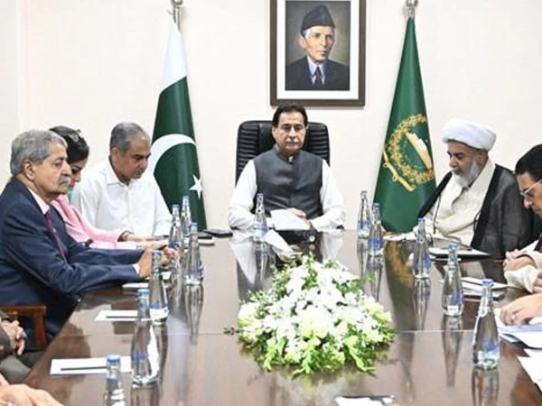 حکومت اور اپوزیشن میں ڈیڈ لاک کے بعد دوبارہ مذاکرات شروع؛ بانی پی ٹی آئی سے ملاقات اور مطالبات پر اہم پیش رفت! 🏛️📉