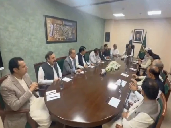 وفاقی حکومت اور پی ٹی آئی کے درمیان مذاکرات کا آغاز؛ اسپیکر چیمبر میں اہم بیٹھک! 🇵🇰📉