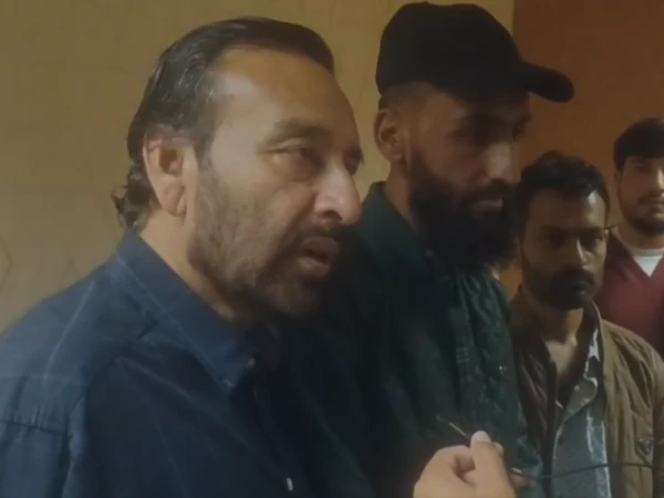 صومالی قزاقوں کی قید سے رہا ہونے والے بقیہ تینوں پاکستانی ملاح کراچی پہنچ گئے؛ ایئرپورٹ پر شاندار استقبال! ✈️👏